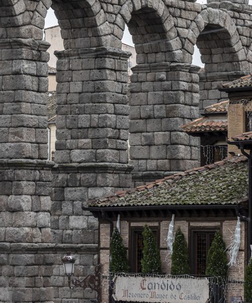 Tejas de Segovia, tejados tejas de Segovia , tejado del Mesón de Cándido.